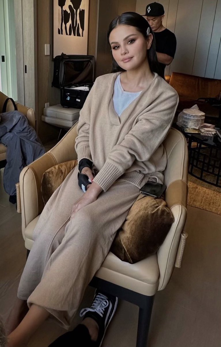 PopBase's tweet photo. Selena Gomez getting ready for the #VMAs. https://t.co/pkSSvDjlUR