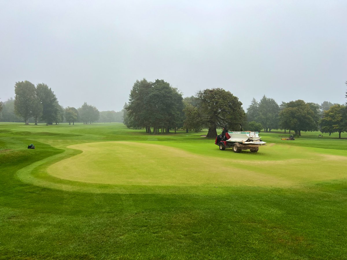 greenkeepermull's tweet photo. Slinging some sand out in this morning's rain. https://t.co/pQN39hU9cZ
