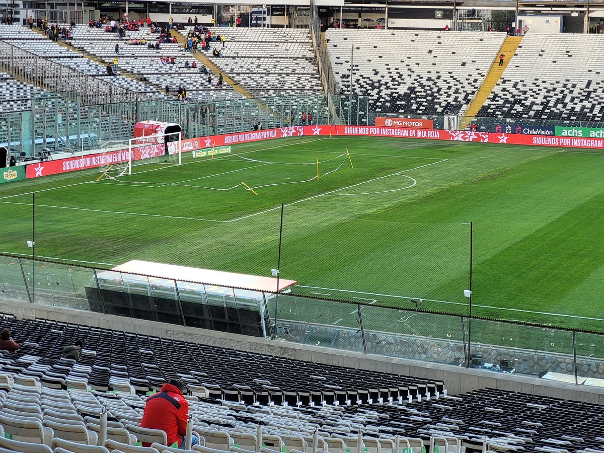 ChrisBrandtR's tweet photo. Así está la cancha del Estadio Monumental a horas del partido entre Chile y Colombia.
El sector norte es el más deteriorado.
@ESPNFutbolChile https://t.co/YwCL81VUnf