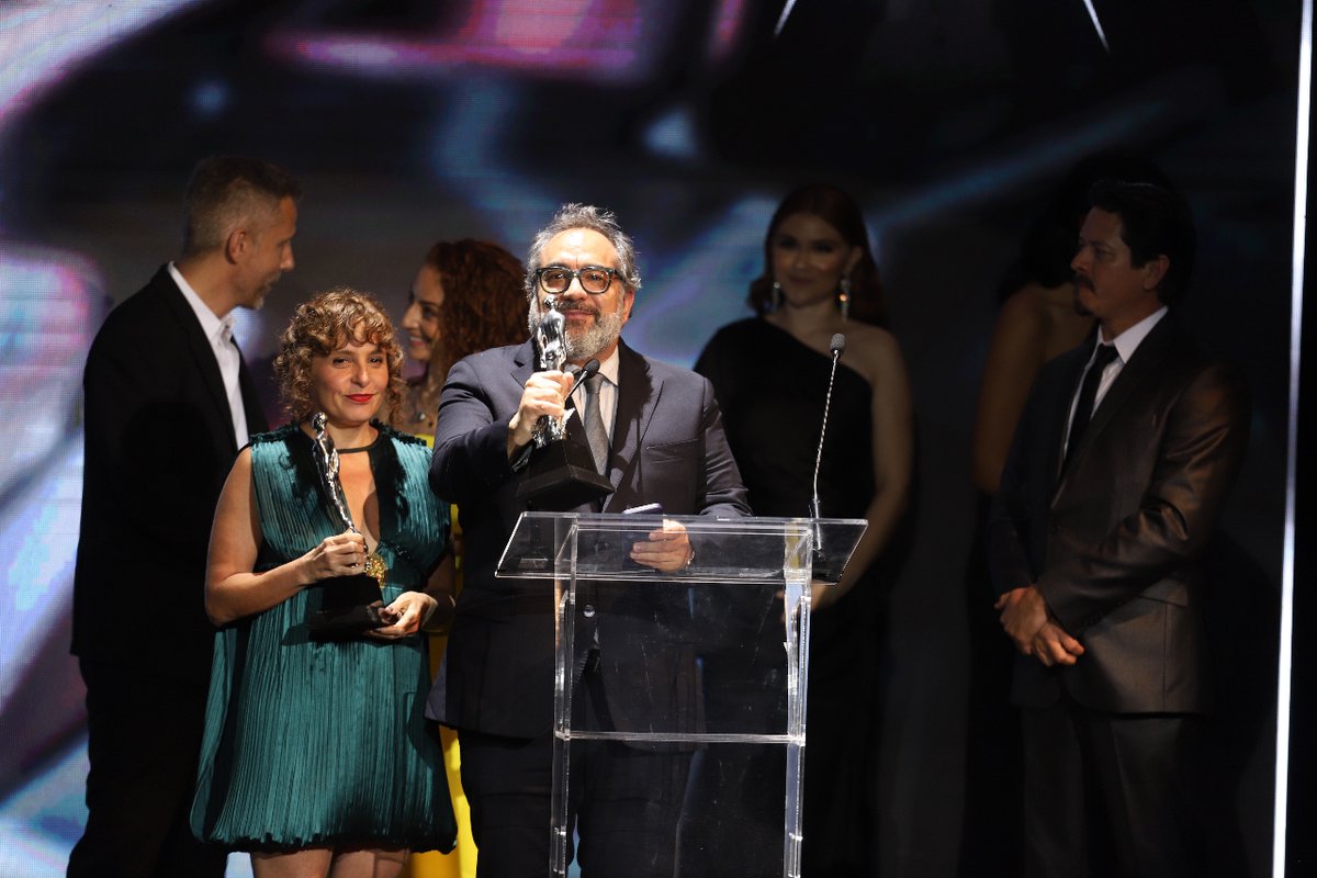 Felicidades a todos los ganadores del Ariel 65 por su gran pasión y dedicación 🎥✨
🌟 Alejandro G. Iñárritu &amp; Mónica Salazar - Edición.
🌟 Anna Terrazas - Vestuario.
🌟 Adam Zoller - Maquillaje.
🌟 Eugenio Caballero, Daniela Rojas Mont &amp; Roberto Bonelli- Diseño de Arte.