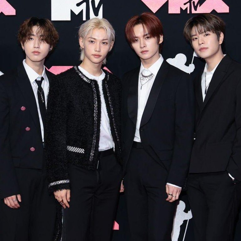 AcervoCharts's tweet photo. Stray Kids chegou com todo o seu estilo para o pink carpet do #VMAs. (📸: Getty) https://t.co/bHxip4TiHd