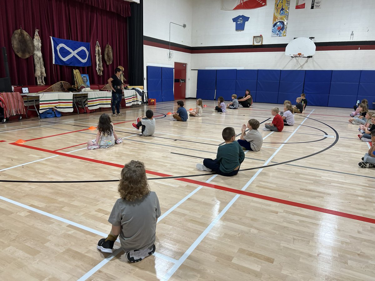 Thank you to Métis Bev for teaching all of @thickwoodArts the Red River Jig! A fun glow stick jig to end a great grade 2 session! @fmpsd @APPLESchools @indigenousFMPSD