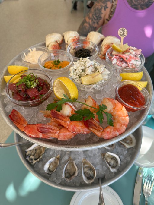 2 pic. The girl // the seafood platter https://t.co/58O36eC0Hi