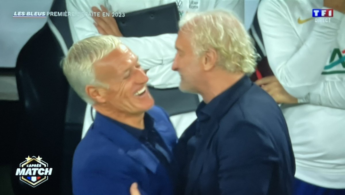 Michael_Michee's tweet photo. 🤩 Beaucoup trop de sentiments pour cette accolade Deschamps-Völler. Et un bon coup de vieux aussi.
#OM93 https://t.co/sWKR0QTuhe