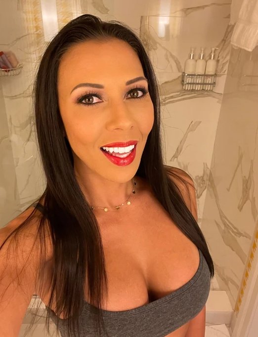 Have you ever had a naughty relationship with someone at work? Tell me the juicy details! https://t.co/HVgSBOlJ9v<a href="/tag/gratitude"class="tags"><span>#gratitude</span></a><a href="/tag/happythanksgiving"class="tags"><span>#happythanksgiving</span></a><a href="/tag/givethanks"class="tags"><span>#givethanks</span></a>