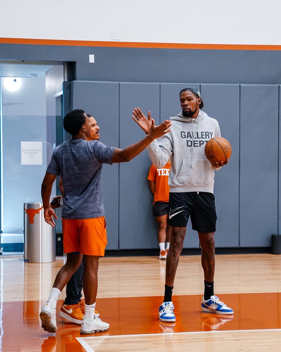 overtime's tweet photo. Kevin Durant back at Texas putting some work in 💪 (via @TexasMBB) 

 https://t.co/q1Lj8UxKF0