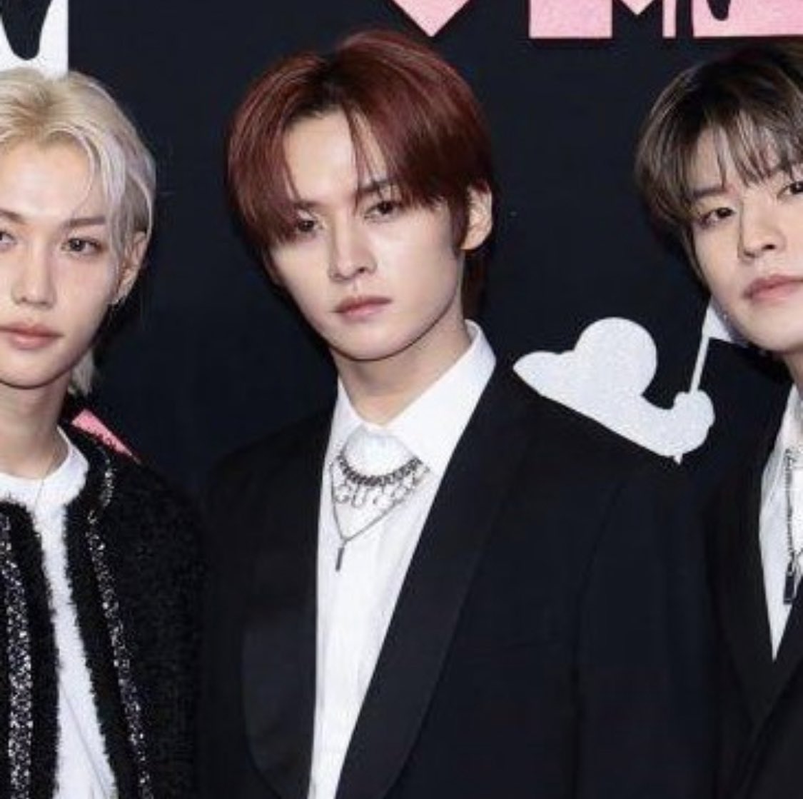 LKglobal_'s tweet photo. LeeKnow looks amazing wearing Gucci At VMAS.
Let’s trend!

LEEKNOW TAKES OVER VMAs
#LEEKNOWxGUCCI
#StrayKidsAtVMAs
#LEEKNOW 
@StrayKids @vmas @gucci https://t.co/0yjLMg9Z08