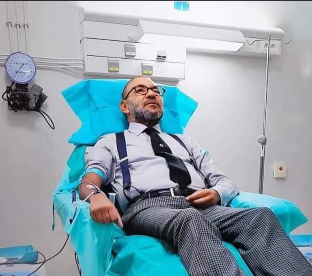 farid_sadik's tweet photo. جلالة الملك يتفقد الحالة الصحية لضحايا الزلزال بالمركز الاستشفائي الجامعي بمراكش، ويتبرع بالدم لفائدة جرحى الزلزال ... حفظه الله بما حفظ به الذكر الحكيم. https://t.co/uBR8N0jKW4