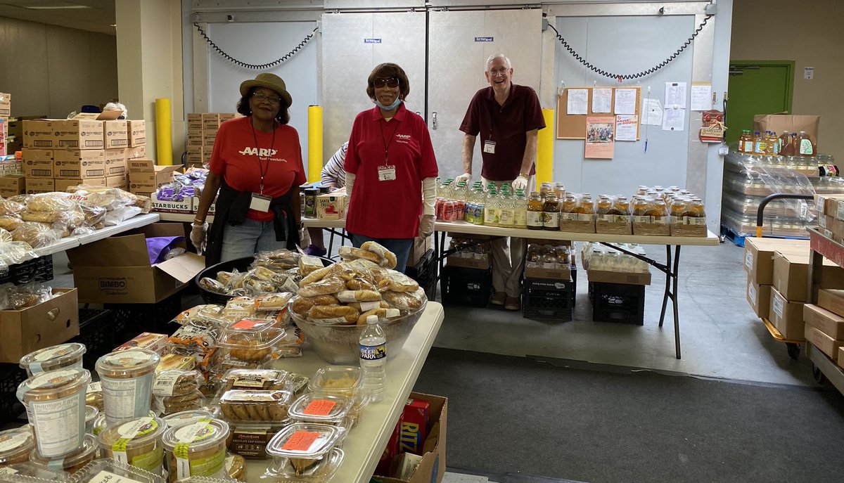 AARPPA's tweet photo. #AARPYork volunteers and staff kicked into high gear again today to provide over 200 families with essential food & other supplies. Grateful to work with the York County Food Bank to create a #HungerFreeYork. ๐ค๐ช #DayofService https://t.co/aF0xqJFEwo