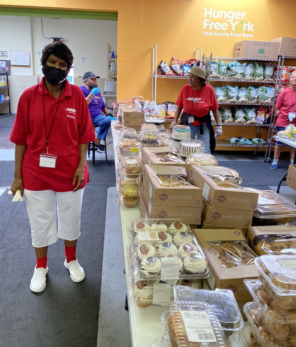 AARPPA's tweet photo. #AARPYork volunteers and staff kicked into high gear again today to provide over 200 families with essential food & other supplies. Grateful to work with the York County Food Bank to create a #HungerFreeYork. ๐ค๐ช #DayofService https://t.co/aF0xqJFEwo