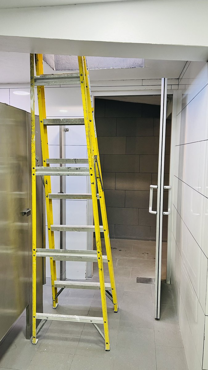 joeloq's tweet photo. @AtencionSW No me quiero imaginar que pasaría en una emergencia con esa escalera obstruyendo el acceso durante toda la mañana que duró ahí en sports World Bernardo Quintana https://t.co/ux9Yu4OVrG