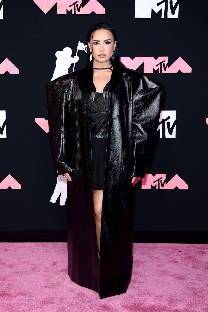 poptime's tweet image. 🚨 CHEGOU! Demi Lovato DESLUMBRANTE para o tapete do #VMAs 😍❤️