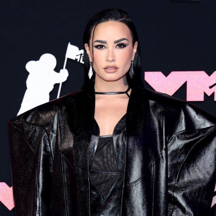 poptime's tweet image. 🚨 CHEGOU! Demi Lovato DESLUMBRANTE para o tapete do #VMAs 😍❤️