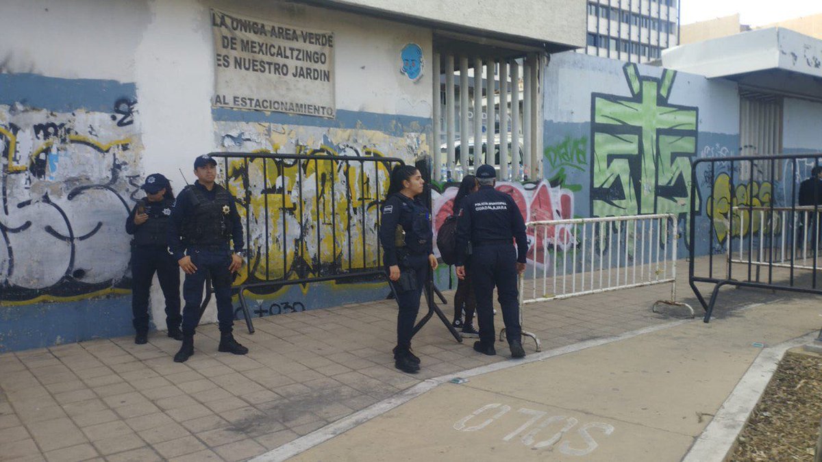 ZonaDocs's tweet photo. Familiares de @LuzEsperanz_ofi intentan pasar al Teatro Diana, espacio donde será el 2do Informe de Gobierno de @PabloLemusN alcalde de Guadalajara.
No obstante, el espacio está cercado desde Avenida Niños Héroes y 16 de septiembre y no se puede pasar “sin boleto”. https://t.co/GJCRBZAL7v
