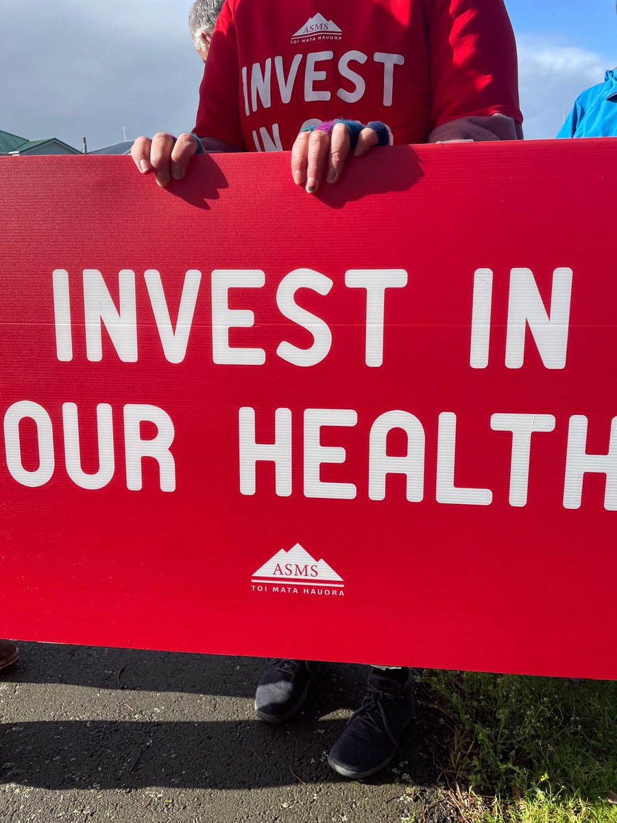 MamaDoctorJones's tweet photo. Striking in solidarity with my fellow Aotearoa/NZ senior medical specialists today. Kiwis deserve adequate and timely access to care and @TeWhatuOra committing to appropriate pay is the only way we can recruit NZ out of this doctor shortage. 

@ASMSNZ https://t.co/0Isl44hY3G