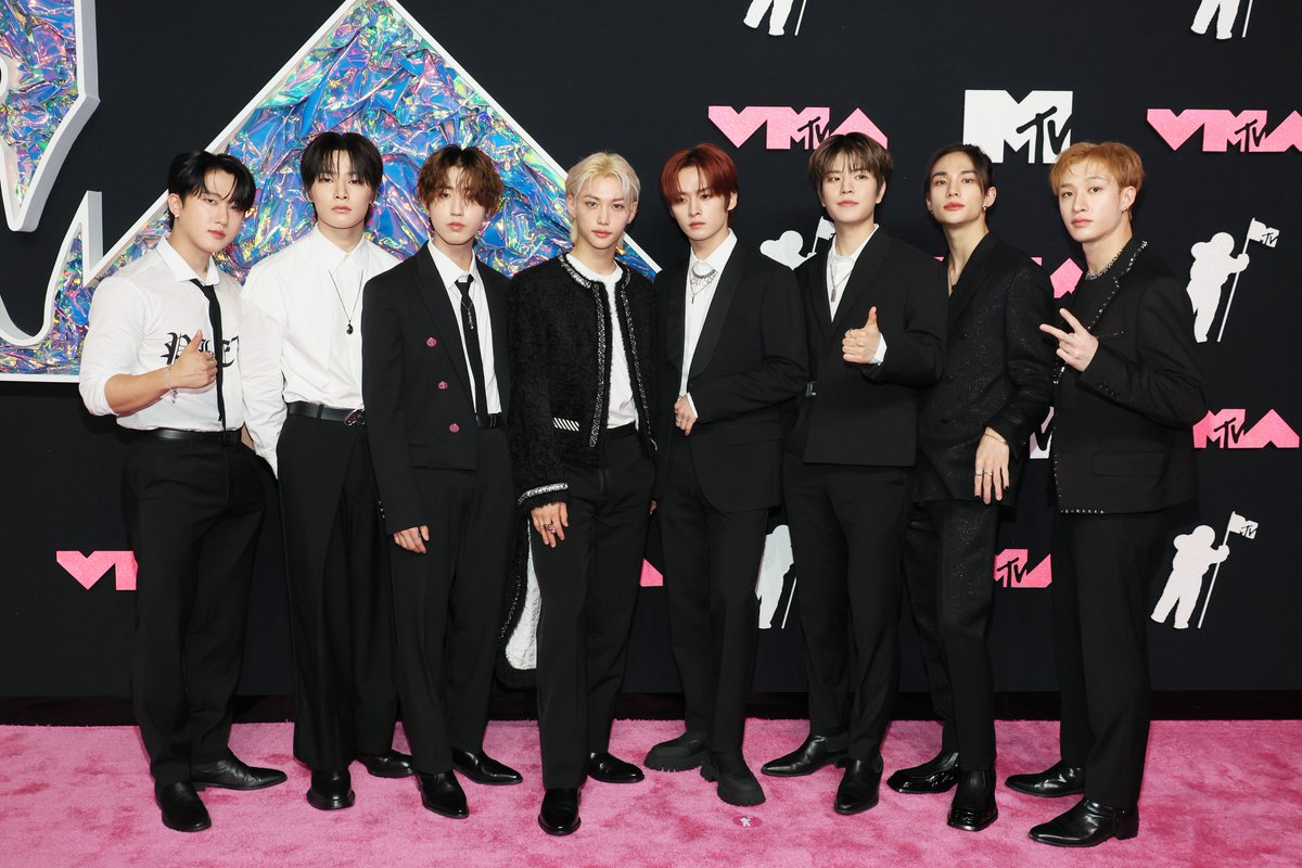 HugoGloss's tweet photo. Stray kids everywhere all around the world! O grupo Stray Kids chegou arrasando no pink carpet do #VMAs2023, que acontece nesta terça-feira (12). Além de concorrerem ao prêmio de “Melhor K-pop”, eles ainda são um dos artistas que prometem entregar uma apresentação babadeira durante o evento. Eles são cinco estrelas Michellin mesmo, hein? (📸: Getty)