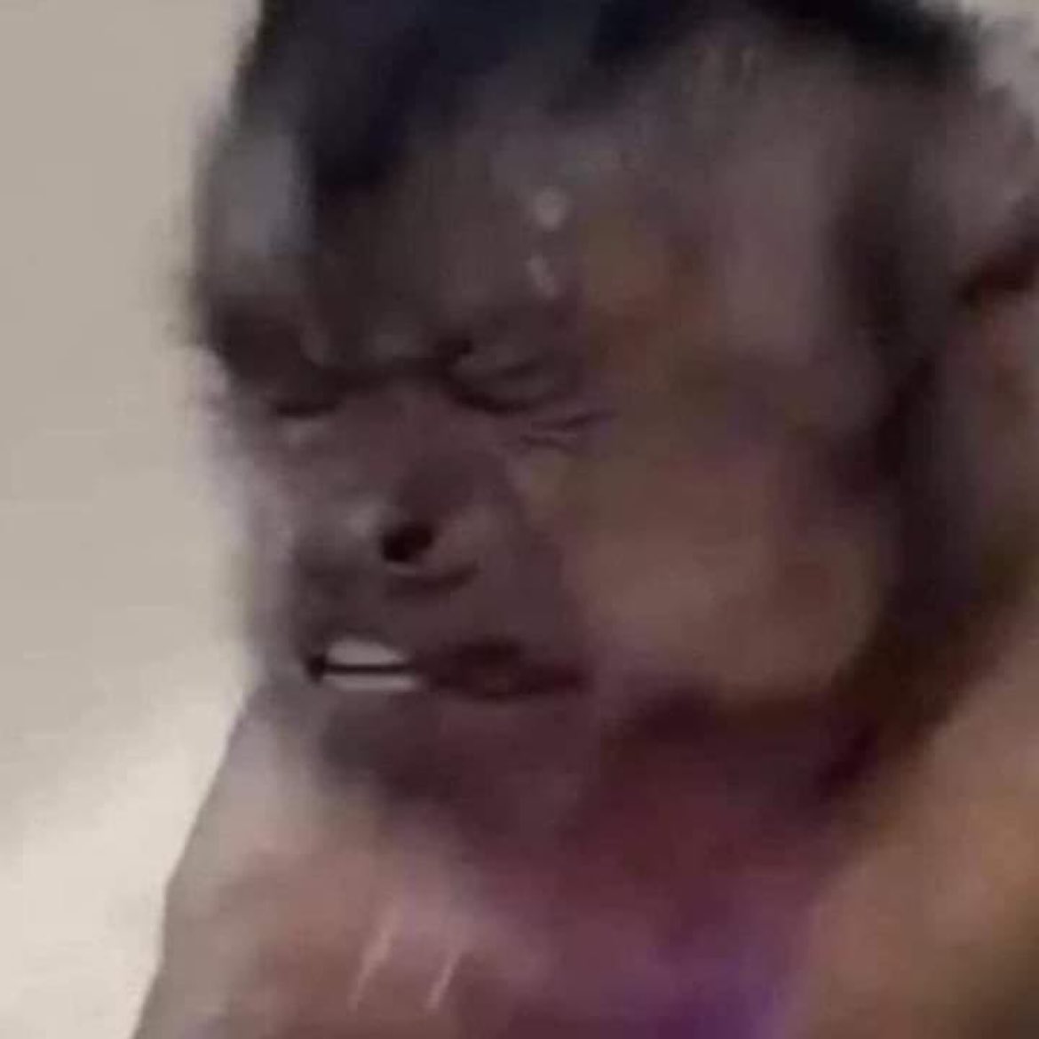 Eu a tentar cagar rápido para que pensem que só fui mijar