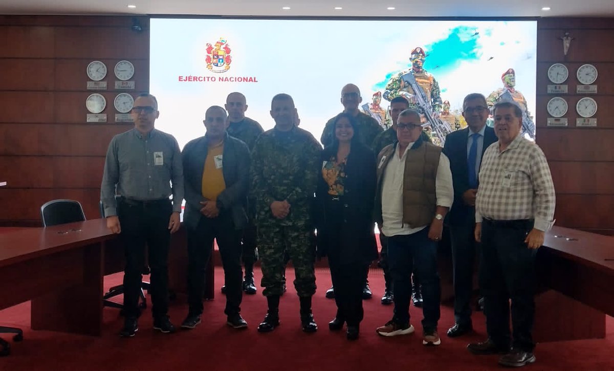 Oficial_ATC's tweet photo. Funcionabilidad con gestión táctica a favor del camionerismo Nal y la cadena  logística #BuroDelTransporteDeCarga con @COL_EJERCITO @GralFredyCoy 
Resultados de valor de mesas  con @mindefensa 
Identificación plena sobre asuntos de seguridad, cooperación y aliados de valor https://t.co/kj7W4LgSJx