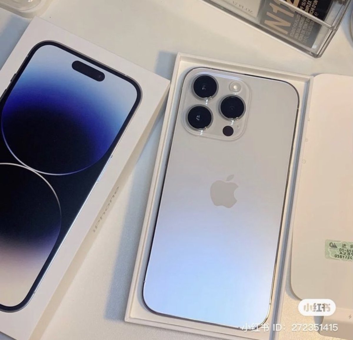 elooboyht's tweet photo. Samsung.                       Oubyen   Iphone https://t.co/kx0ZMvL8WD