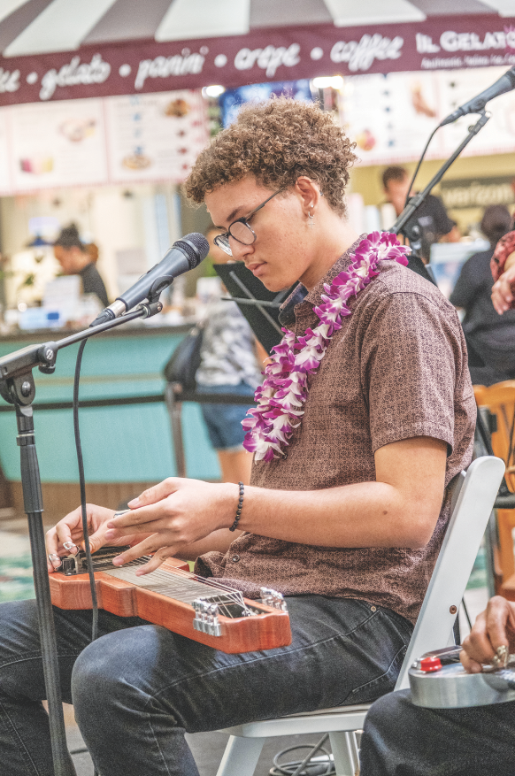 MidWeekHawaii's tweet photo. The Hawaiʻi Institute for Music Enrichment and Learning Experiences presented the Hawaiian Steel Guitar Festival – "Keiki Kine" at Kāhala Mall on Aug. 15. Read more in East O‘ahu Voice's Sept. 6 issue.
#midweekhawaii #hawaii #eastvoice #himele #hawaiiansteelguitarfestival https://t.co/vGf774fNuh
