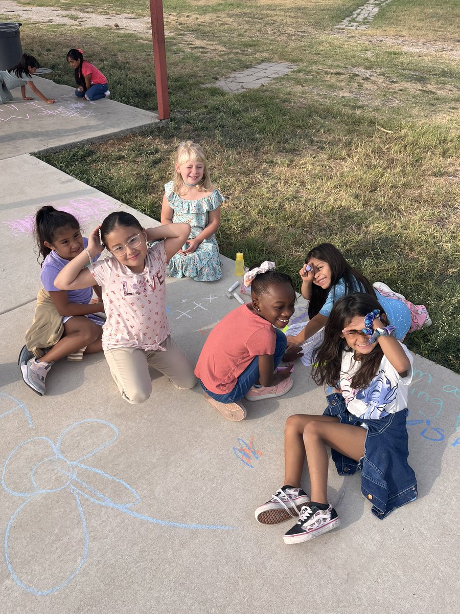 GomezPatlan2020's tweet photo. Patlan helped spread positivity and kindness for Suicide Prevention Month. We wrote positive affirmations with chalk outside and created a “take what you need” wall for those needing some words of encouragement♥️ #MatadorMindsMatter @PatlanES @SeguinISD https://t.co/KM1G2xlwvn