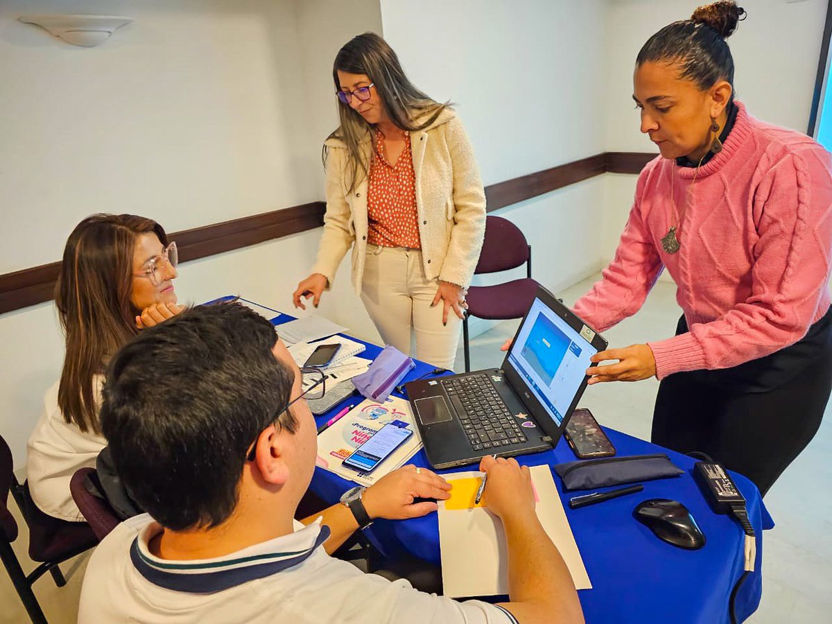 FundacionLuker's tweet photo. A través de @cobritish, el día de ayer y hoy, 12 de septiembre, llevamos a cabo una gran jornada de talleres de capacitación presencial para nuestros brillantes Coding Hub Masters Juniors y Seniors.
🏫🙌💡 #CodingHubs #EducaciónSTEM #Manizales #PensamientoComputacional https://t.co/12E4qPk32K