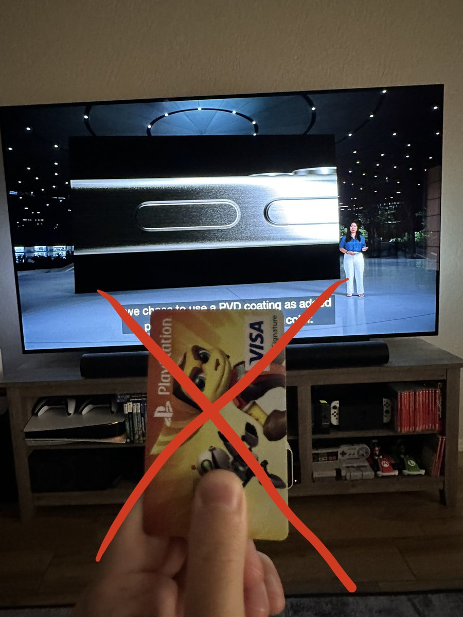 IT JUST LOOKS PRE SCRATCHED WTF NOT BUYING #AppleEvent