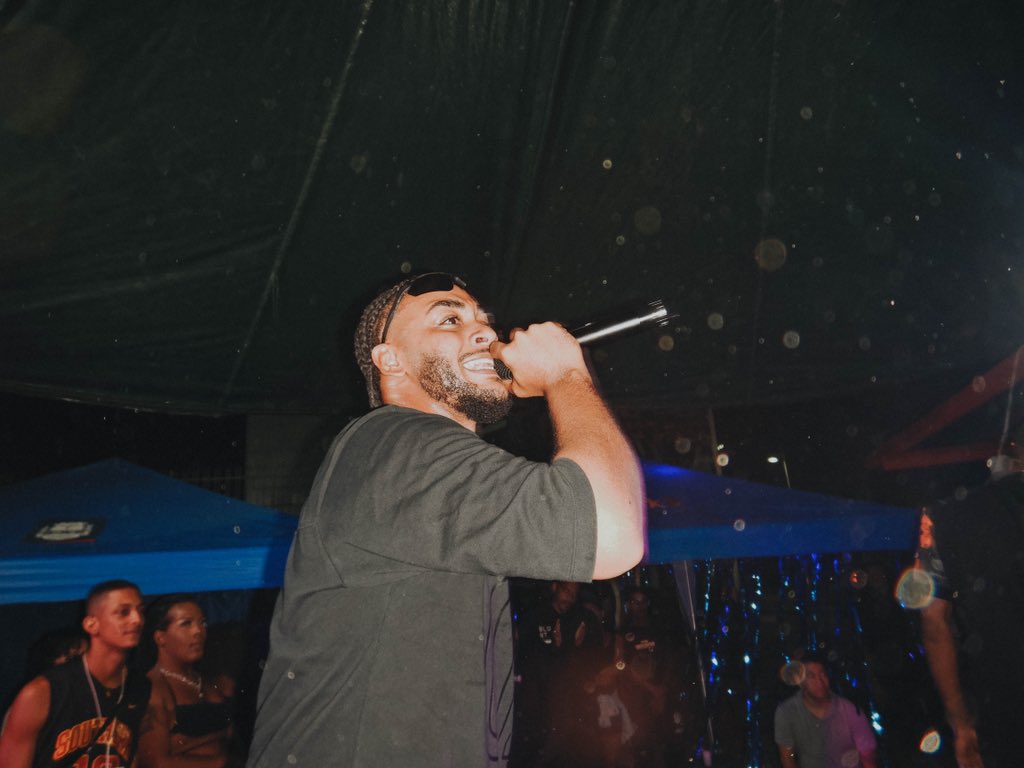 Botei 32 MCs, 16 duplas, justamente com o propósito de botar o máximo de MCs possíveis pra rimar no mesmo palco que vai pisar ADL. Além disso, os MCs vão rimar num som de qualidade, com bastante público, no pique de evento grande de rima. Tds batalhas vão ser filmadas! <a href="/rodadavia/">A + querida Roda da Via</a>