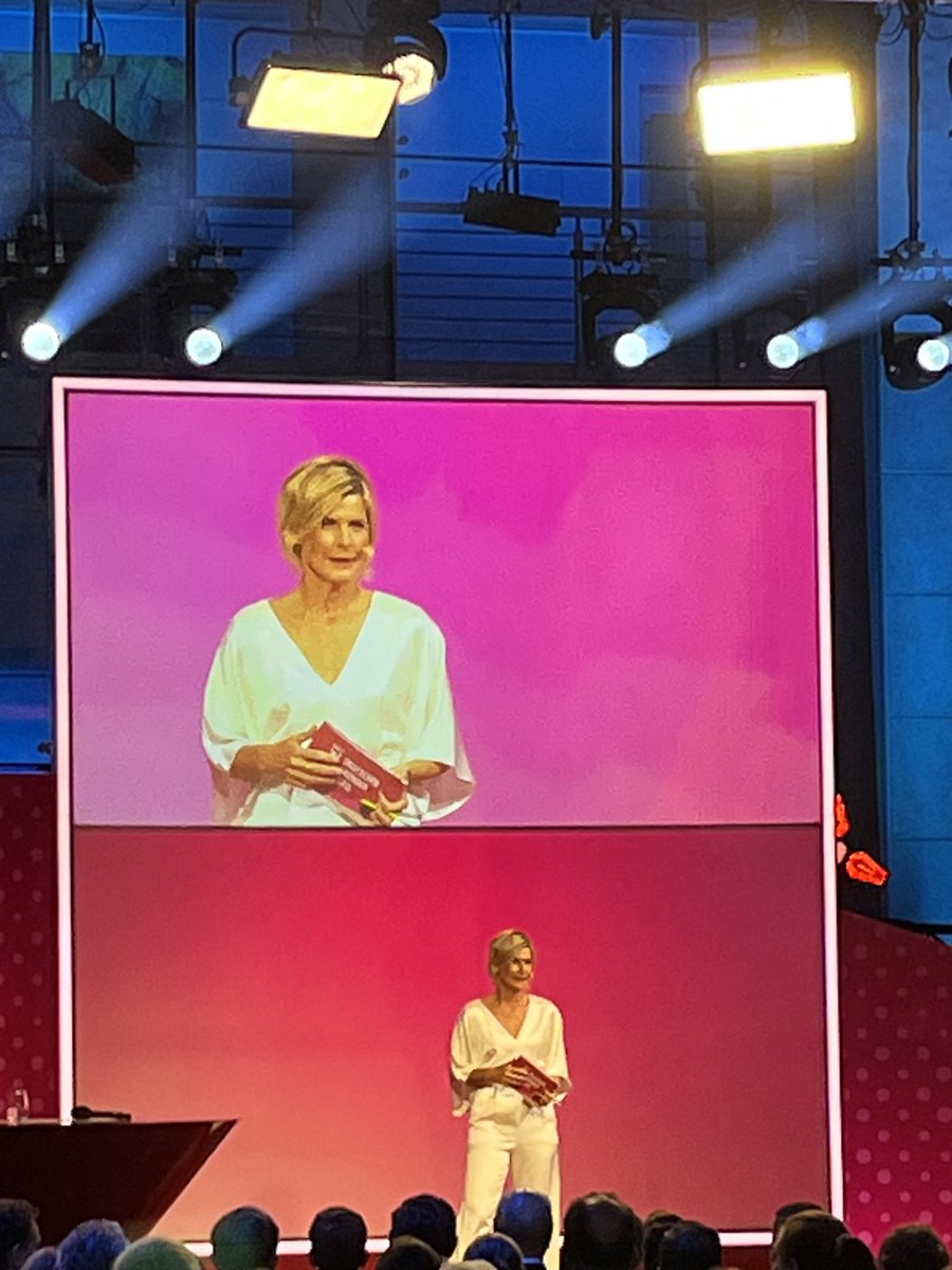 Barbara Hahlweg hat den Deutschen Gründerpreis soeben anmoderiert 💪🏼. Es geht los! #deutschergründerpreis