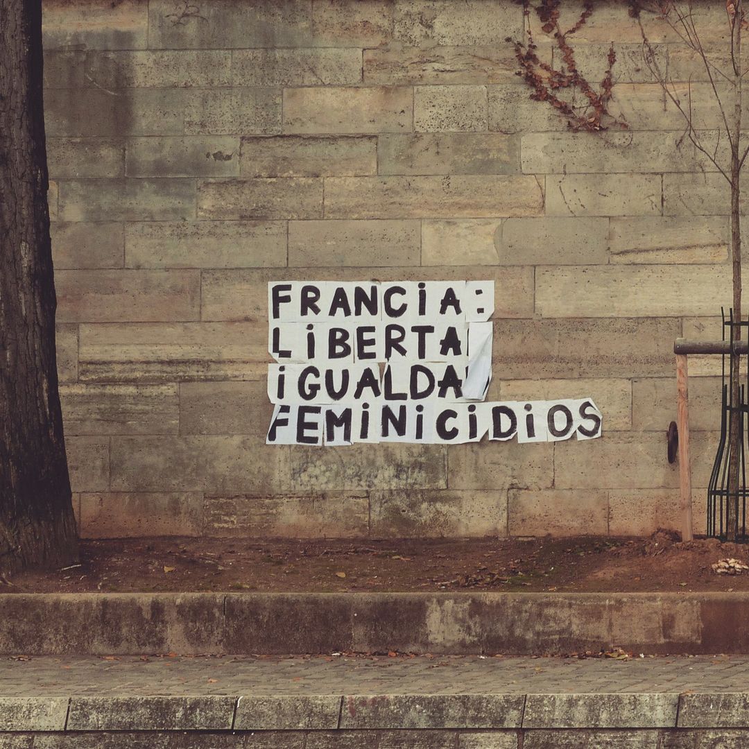 pianch_'s tweet photo. Quai de Boubon, île Saint-Louis, à Paris.

#paris #feminism #féminisme #féminicides #feminicidios https://t.co/t3YCvGk0cg
