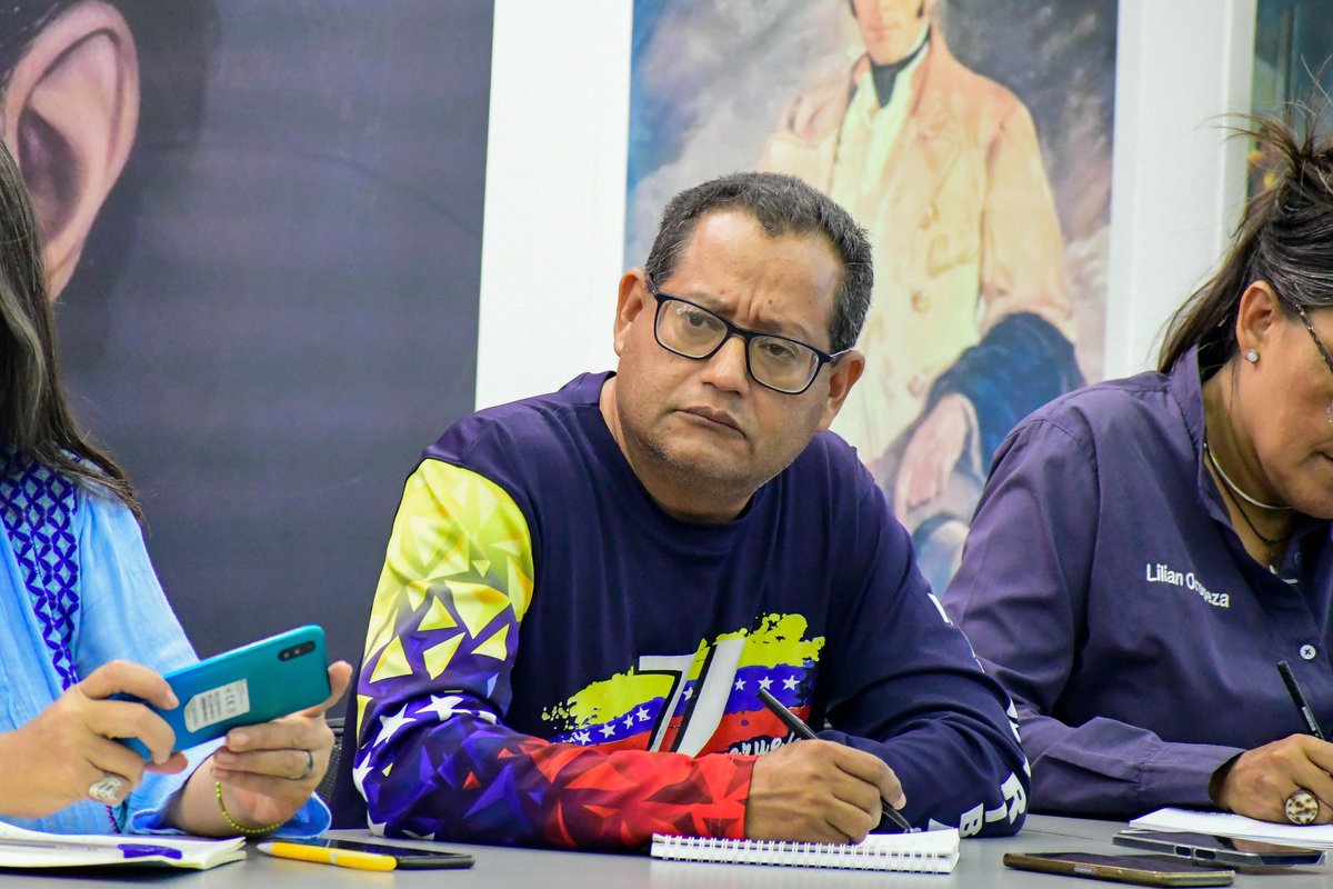 Cumpliendo con las políticas educativas, sostuvimos un encuentro virtual con los Centros de Desarrollo de la Calidad Educativa estadales, municipales y parroquiales para emitir orientaciones generales para el inicio de clases.

<a href="/NicolasMaduro/">Nicolás Maduro</a>
<a href="/MPPEDUCACION/">MPPEDUCACION</a>