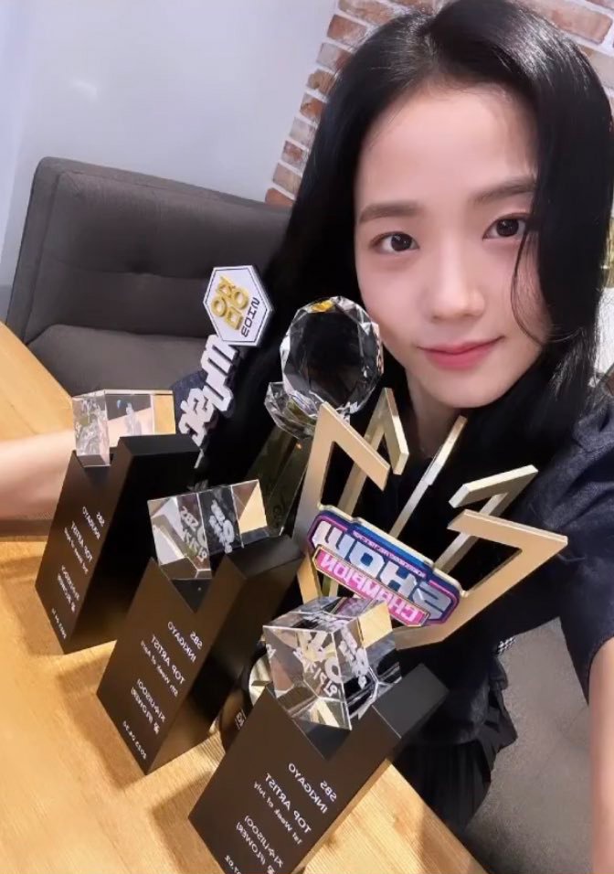 kimjs_Love's tweet photo. Inkigayo triple crown, Show champion triple crown, M countdown, Music Bank and Show! Music Core 1 trophy each, 1 Daesang, outstanding Korean actress at the 2022 Seoul International Drama Awards, 1st ever female Kpop million seller. Korea's IT girl for real https://t.co/mQPSHx9q3x