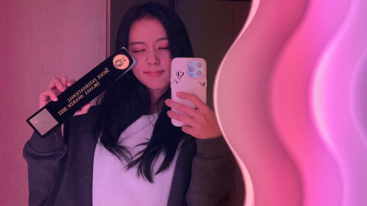 kimjs_Love's tweet photo. Inkigayo triple crown, Show champion triple crown, M countdown, Music Bank and Show! Music Core 1 trophy each, 1 Daesang, outstanding Korean actress at the 2022 Seoul International Drama Awards, 1st ever female Kpop million seller. Korea's IT girl for real https://t.co/mQPSHx9q3x