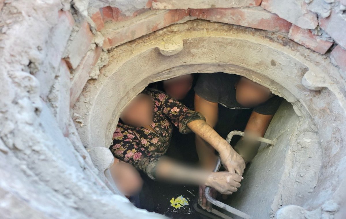 USBPChiefEPT's tweet photo. Storm Drain Entries! #ElPaso Station Anti-#Smuggling Units and the Confined Space Entry Team encountered several subjects that exited a storm drain along the Rio Grande River. Good work! #vigilance #usbp #cbpgov #smuggling #borderpatrol @CBP https://t.co/B46iRsvrT4