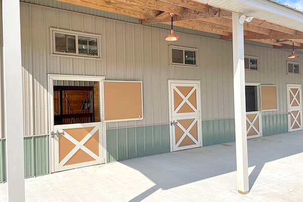 LesterBuildings's tweet photo. The post-frame advantage of this 38' x 60' x 13' Personal Stable allowed for larger stalls and flexibility. It includes a Tack Room, Wash Stall, Feed Room, Hay Storage, and Porch.
#LesterBuildings #PoleBarn #PostFrameConstruction #EquestrianBuilding https://t.co/mmcp8SLFv6