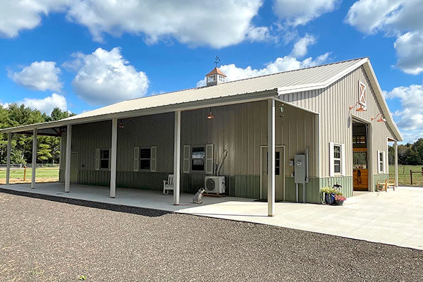 LesterBuildings's tweet photo. The post-frame advantage of this 38' x 60' x 13' Personal Stable allowed for larger stalls and flexibility. It includes a Tack Room, Wash Stall, Feed Room, Hay Storage, and Porch.
#LesterBuildings #PoleBarn #PostFrameConstruction #EquestrianBuilding https://t.co/mmcp8SLFv6