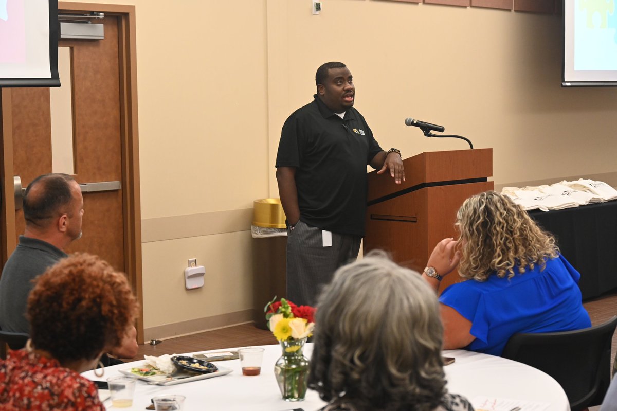 AldineCTE's tweet photo. Shawn Bingham teacher at Blanson CTE and Carolina Garcia teacher at Nimitz HS share their classroom experience with our CTE Industry Partners. @OOT_AldineISD #GameOn23 #AldineConectado #MyAldine #AldineRising @adbustil @EducatorMar10 https://t.co/anWjHUwPbM