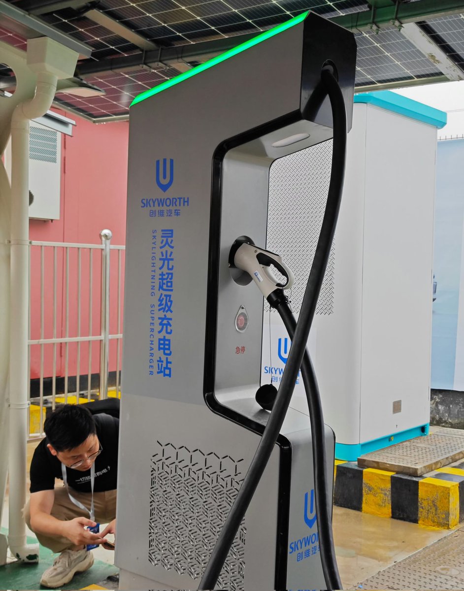 DoluBatarya's tweet image. ⚡7 dakikada %50 şarja ulaşan yeni #Skywell ET5 tanıtıldı!

🟢Diğer araçları 100 kW hızla şarj edebilme!
🔋65,71 kWh batarya
✅Isı pompalı termal yönetim sistemi
🟢800V elektrik mimarisi
🟢900V/480 kW DC şarj desteği 
🟢520 km menzil

Türkiye'de elektrikli araç pazarına damgasını