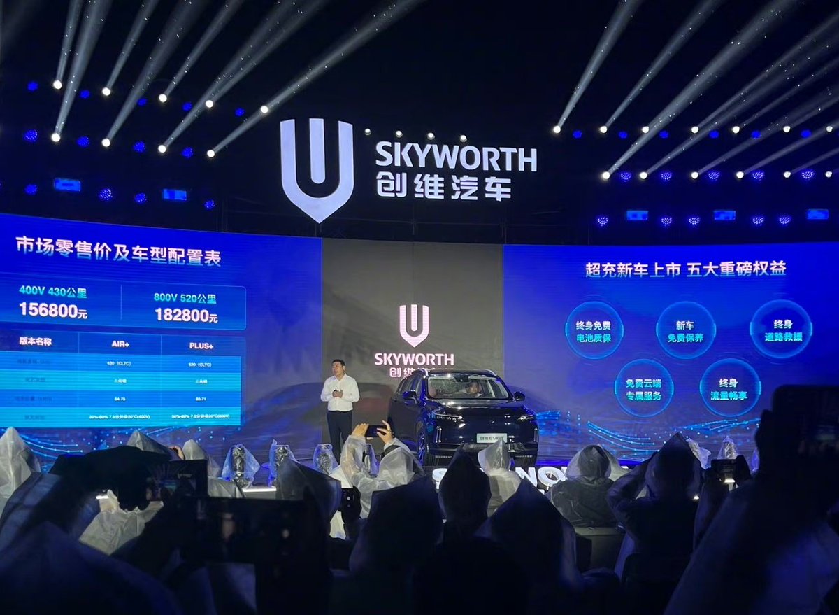 DoluBatarya's tweet image. ⚡7 dakikada %50 şarja ulaşan yeni #Skywell ET5 tanıtıldı!

🟢Diğer araçları 100 kW hızla şarj edebilme!
🔋65,71 kWh batarya
✅Isı pompalı termal yönetim sistemi
🟢800V elektrik mimarisi
🟢900V/480 kW DC şarj desteği 
🟢520 km menzil

Türkiye'de elektrikli araç pazarına damgasını