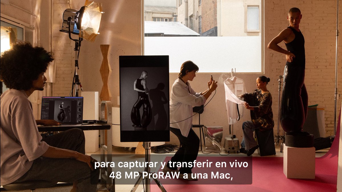 MxApple's tweet photo. iPhone 15 Pro con Cámara de 48 MP con un rendimiento espectacular, zoom óptico 5X en el Max. Una cámara realmente poderosa! Con el USB-C puedes mandar tus fotos directo a la Mac con la máxima calidad. Ahora con Videos Espaciales para Apple Visión Pro #AppleEvent https://t.co/HPYxxmhxBP