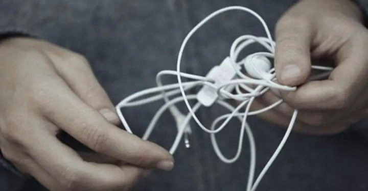 👩: أدق ؟! 
👨🏻: دقيقة 
👩: خلك مع اللي قاعد تكلمها 
👨🏻 :
😂😂😂