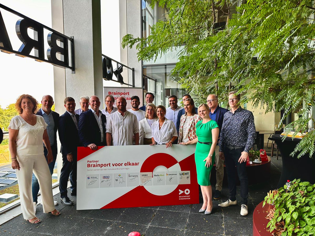 Bijzonder moment: 8 organisaties hebben zich officieel aangesloten bij Brainport voor elkaar! #IMEC <a href="/meneerRick/">rick weggemans</a> @vb_groep <a href="/imec_int/">imec</a> @BDONederland <a href="/LICHTopEHV/">LICHT op Eindhoven</a> @springplank_org <a href="/wijeindhoven/">wijeindhoven</a> <a href="/Markteffect/">Markteffect</a> 
Samen werken aan sociaal maatschappelijke opgaven,zodat iedereen mee kan doen