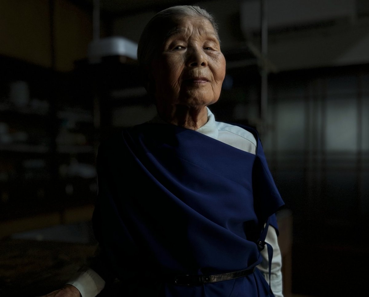 mashable's tweet image. Apple taking pictures with iPhone vs. regular people taking pictures with iPhones
We are not the same...
#AppleEvent