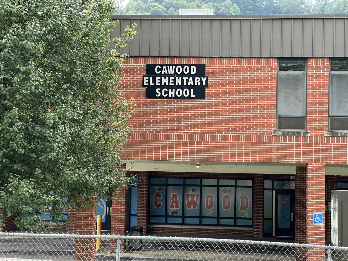 brobwx's tweet photo. Second stop on the Harlan County #WeatherClass tour was Cawood Elementary! @cameronwymt will have this class picture at 6 on @WYMT! https://t.co/WfvBuLenn0