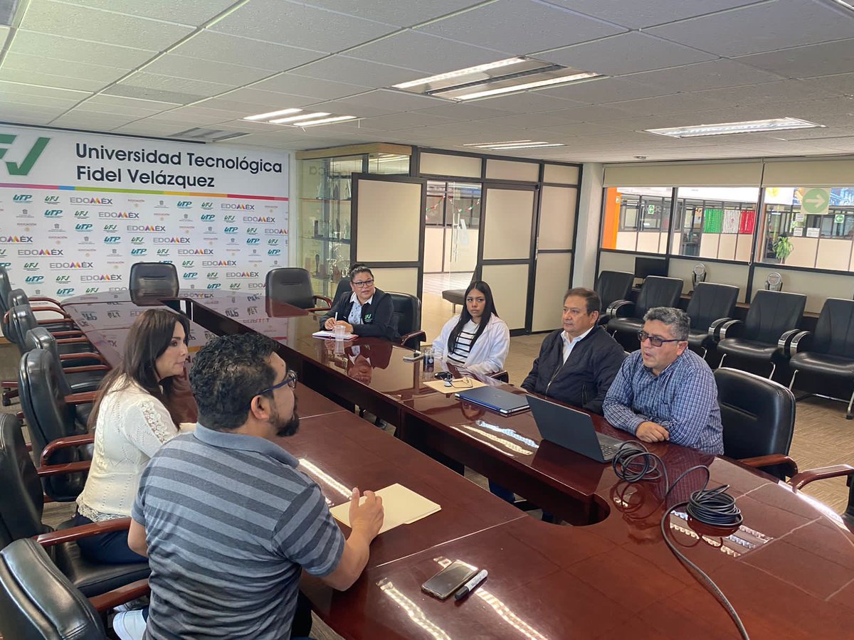UTFVoficial's tweet photo. Docentes y estudiantes d la División Académica d Tecnología Ambiental presentan proyecto Formulación d Tinta Pintarrones p/ reutilización en la #UTFV. En el Centro CAI se consolidará. #SomosDragones #SomosUTFV @DireccionUTyP https://t.co/S8dufUf57Y