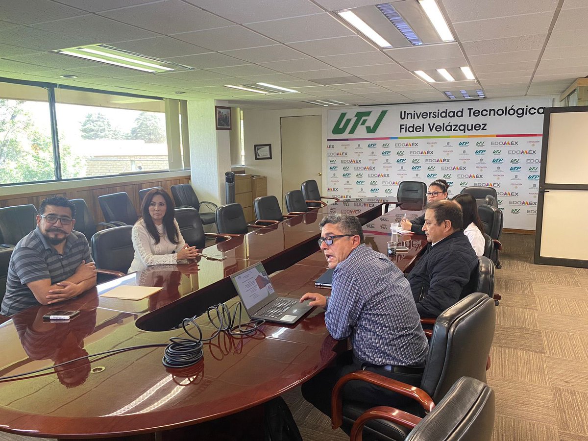 UTFVoficial's tweet photo. Docentes y estudiantes d la División Académica d Tecnología Ambiental presentan proyecto Formulación d Tinta Pintarrones p/ reutilización en la #UTFV. En el Centro CAI se consolidará. #SomosDragones #SomosUTFV @DireccionUTyP https://t.co/S8dufUf57Y