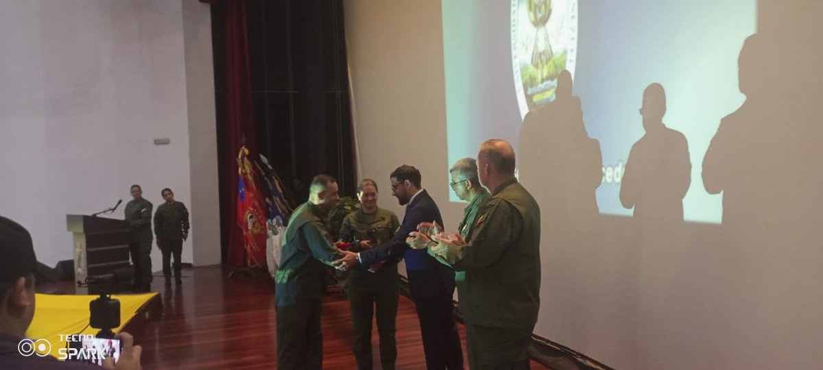 GermanMarquezgt's tweet photo. Conversar sobre los hidrocarburos a mi me apasiona, en esta oportunidad disertamos sobre la potencialidad energética de Venezuela en el contexto internacional junto a los participantes de los diferentes postgrados de la @Umbv_Fanb. #ConCorazónPetrolero https://t.co/fWks4Ya4zg