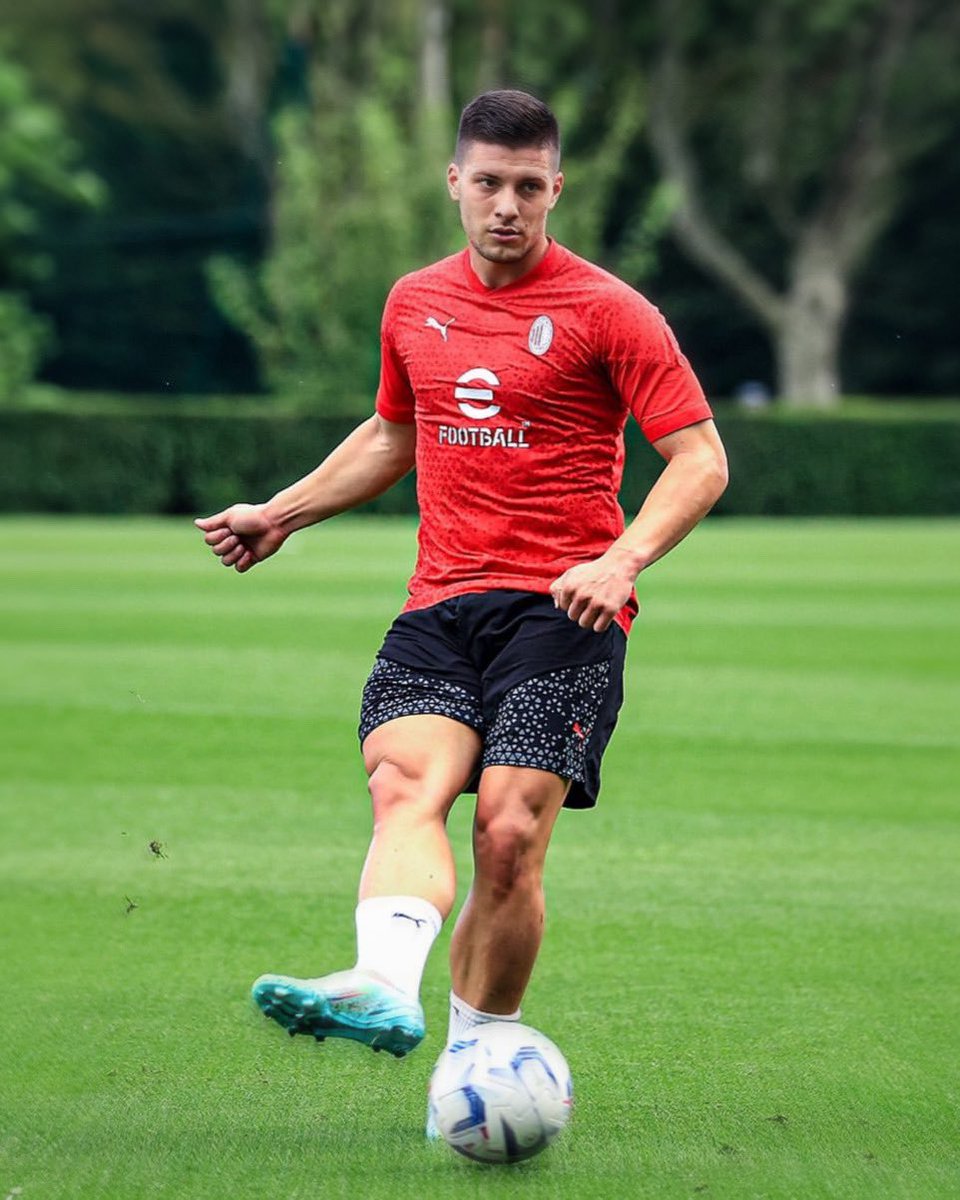 ACMilan_Brasil's tweet photo. Jović, Reijnders, Kjær, Chukwueze e Krunić já se reapresentaram em Milanello. Amanhã será a vez de Leão, Tomori e Okafor. Maignan, Theo e Thiaw, que se enfrentam em amistoso hoje, retornarão juntos em um voo privado. Pulisić e Musah, como esperado, só na quinta. [MilanNews (🌖)] https://t.co/dbUHAlDoq9