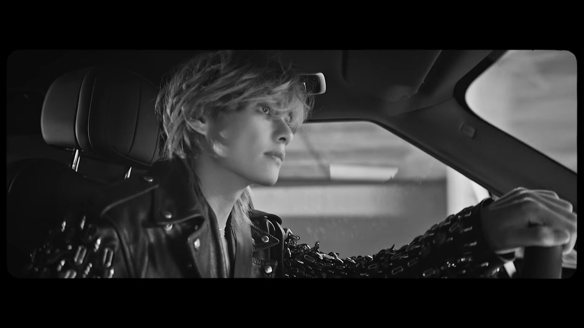 youcancallmegiu's tweet photo. LOOKING DAMN FINE 🔥🔥🔥 #BlueMVOutToday https://t.co/ZJH5v00LnL