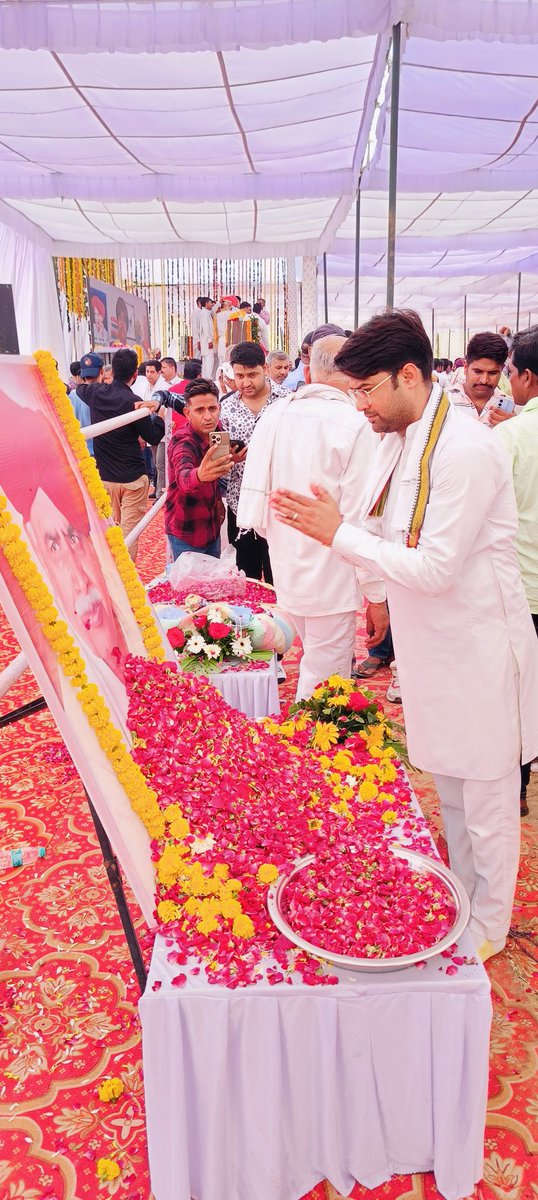 gopendra_paota's tweet photo. भूतों ना भविष्यति।।।।
आप समाज की सीख में अजर अमर हो,आप जैसा कोई नहीं, ईश्वर आपकी संपदा को सैदेव इस समाज में बनाए रखें ।।
जय कर्नल बैंसला।।
सादर श्रद्धांजलि, सादर नमन ।।
@IamN @GurjarBoysPage @GurjarGharana1 @SummoDayma @GurjarEkAawaj @RoshniGur @gurjarboys https://t.co/ZYTXr9R3JA